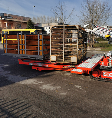 The catching machine 'Chicken cat harvester' used in the field